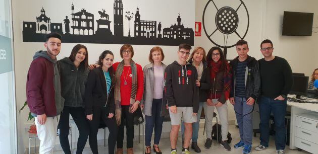 Foto família de la visita de les professores i alumnes de l&#039;Institut Salvador Vilaseca de Reus