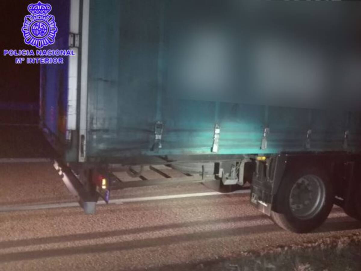 Localizan a un menor en los bajos de un camión en La Cistérniga