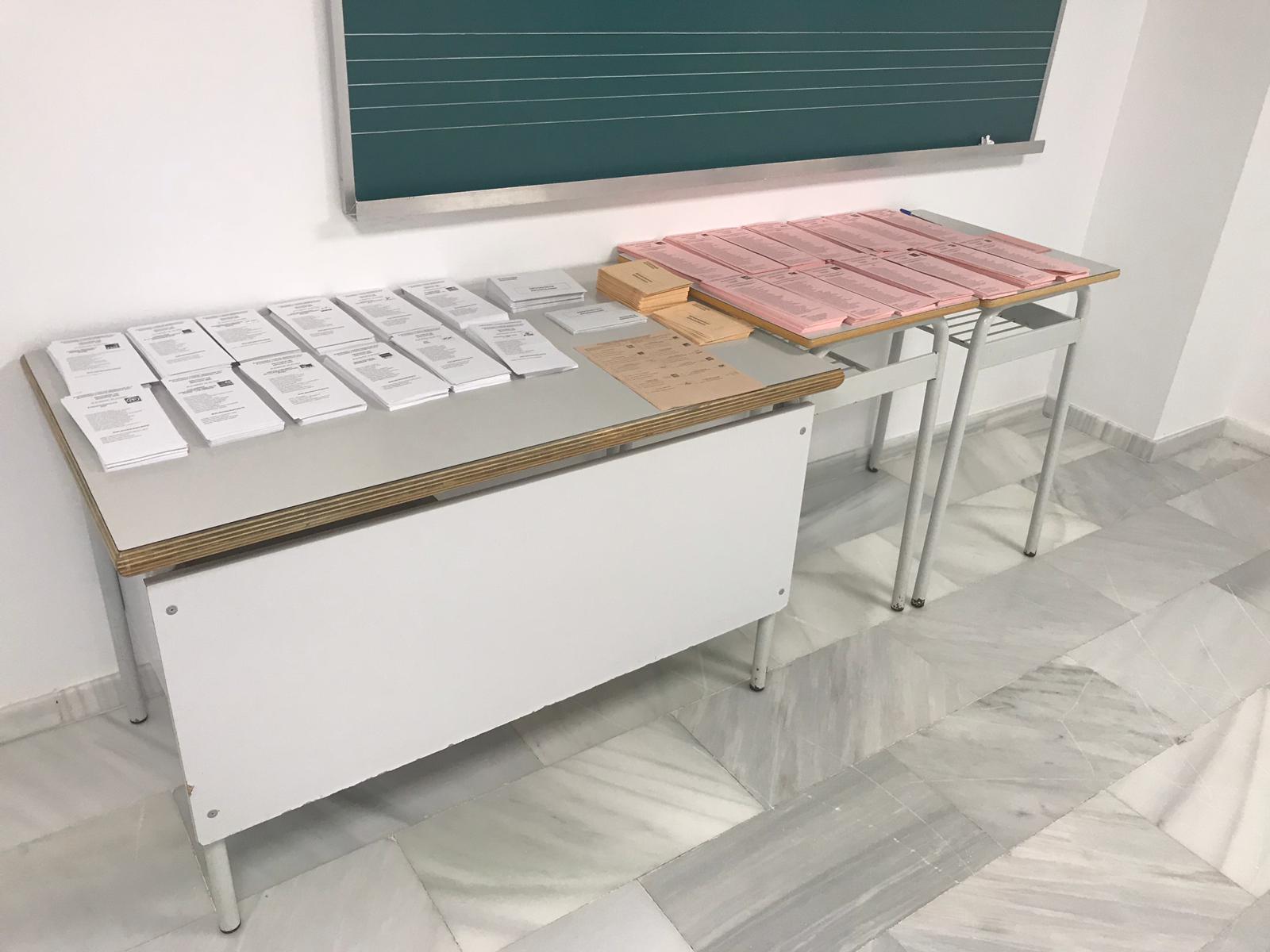 Imagen de archivo de una mesa con las candidaturas a las elecciones generales de 2019, en Dénia.