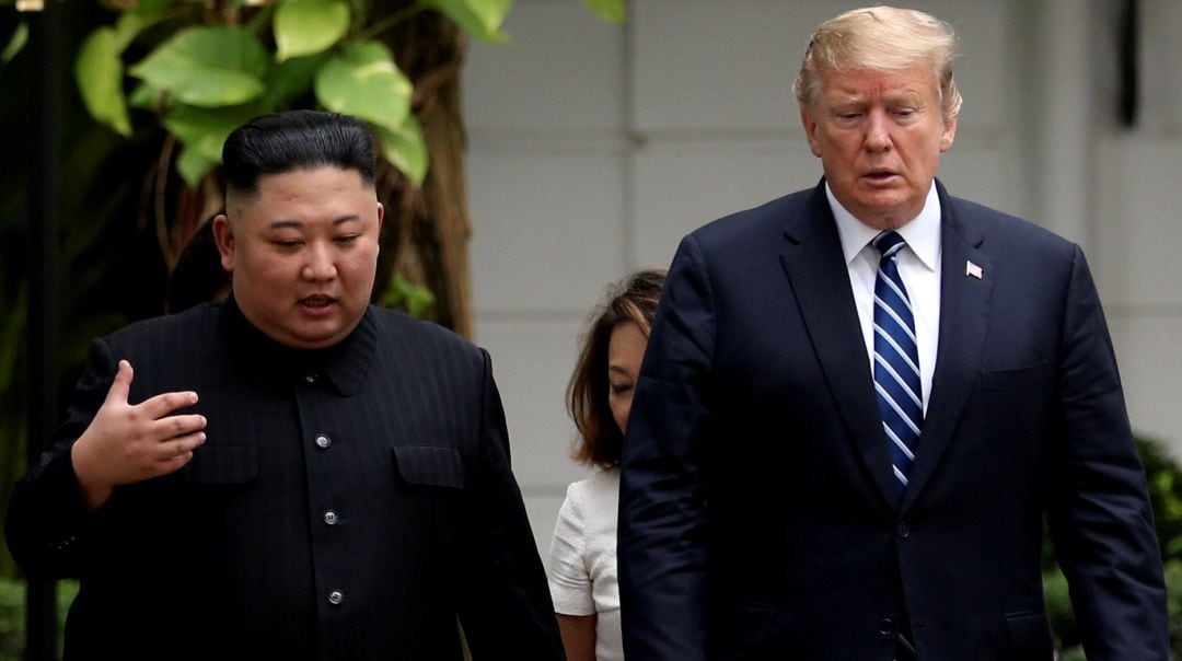 El líder norcoreano, Kim Jong-un, y el presidente de EEUU, Donald Trump, charlan en el jardín del hotel Metropole de Hanoi (Vietnam).