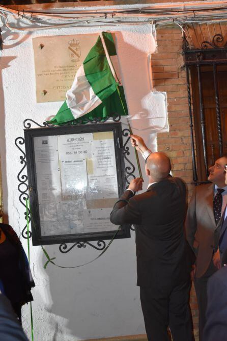 Descubrimiento de la Placa Conmemorativa en la fachada del Ayuntamiento