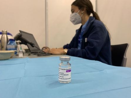 Una enfermera trabajando junto a un vial de la vacuna de AstraZeneca, este martes en el pabellón de La Casilla