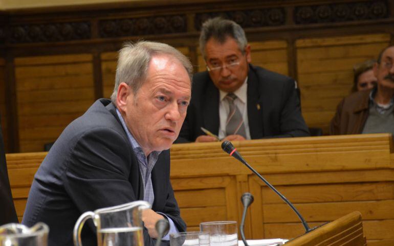 El portavoz de Izquierda Unida, Aurelio Martín, interviene en un pleno del Ayuntamiento de Gijón. 