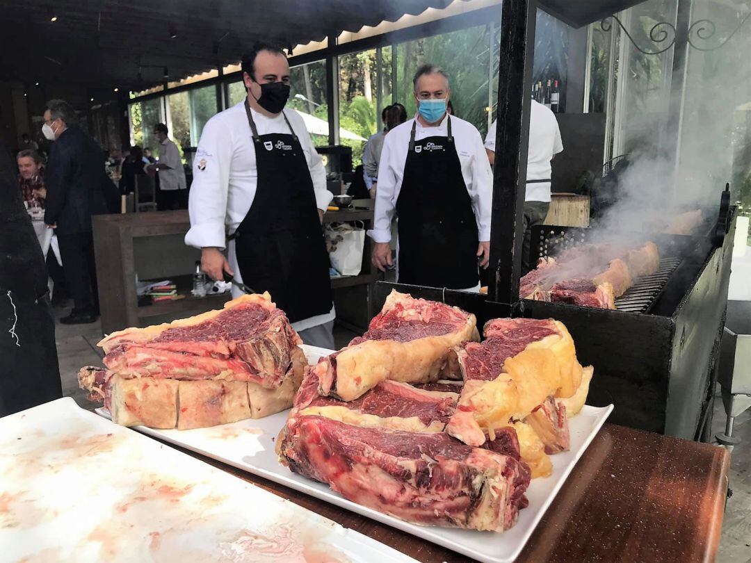 Iñaki Larrainzar ante las imponentes txuletas vascas, el plato fuerte de las jornadas gastronómicas en El Faro de El Puerto