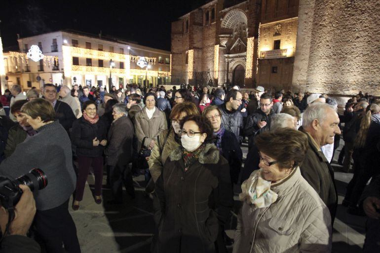 Vecinos de Manzanares se concentran en la plaza de la región en protesta por la falta de información tras el brote de legionella detectado hace once días en Manzanares (Ciudad Real).