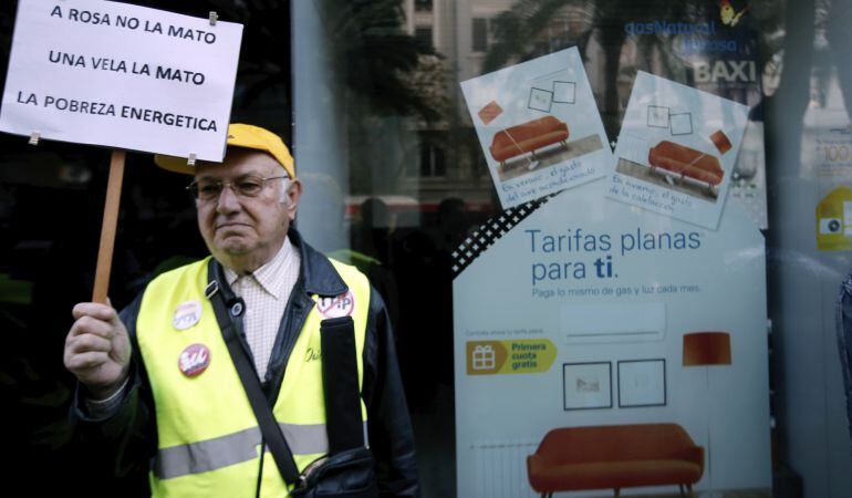 Cerca de un centenar de personas convocadas por Podemos se han concentrado el 19 de noviembre ante la puerta de Gas Natural Fenosa de Valencia en protesta por la pobreza energética y para exigir que se respeten los Derechos Humanos, tras la muerte, a caus