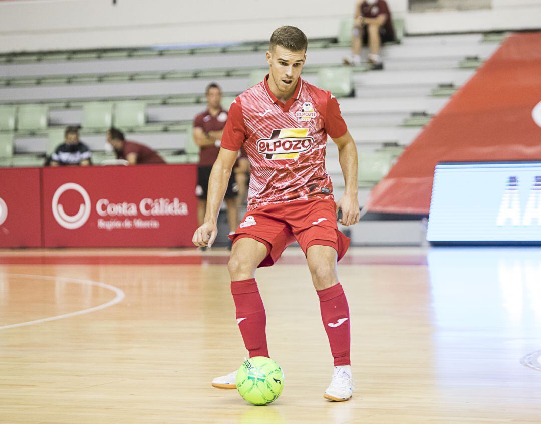 Alberto García controlando el balón