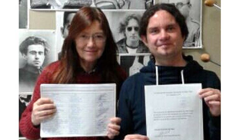 El portavoz de Sí Se Puede Alcobendas, Eduardo Andradas, junto a la representante del Distrito Norte del grupo, Carmen Gómez, han presentado casi un millar de firmas en apoyo a su moción por la movilidad