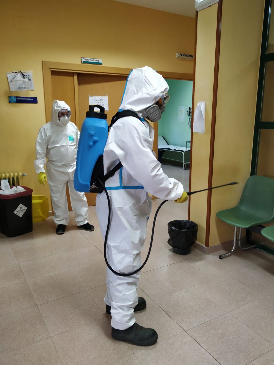 Un operario lleva a cabo labores de desinfección en un centro de salud