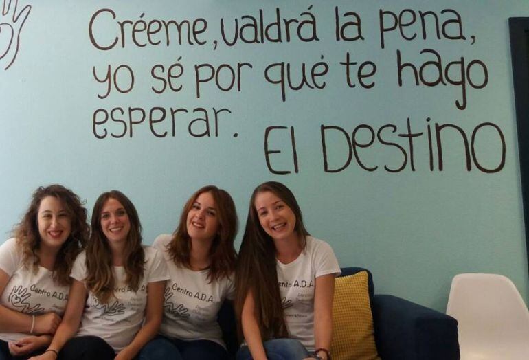 Virgina Ropero (tercera por la izquierda) forma parte del proyecto ADA destinado a diferentes terapias