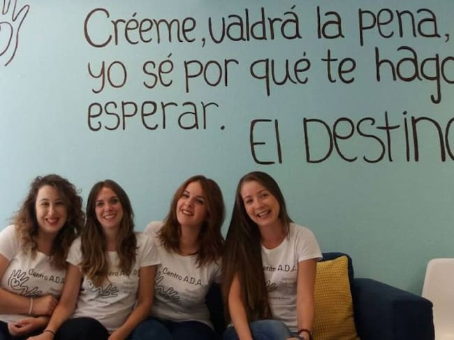 Virgina Ropero (tercera por la izquierda) forma parte del proyecto ADA destinado a diferentes terapias