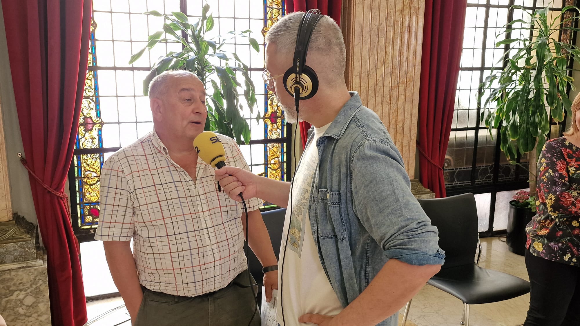 Ginés Sánchez, donante de sangre entrevistado por Paco Sánchez, en el Salón de Plenos del Ayuntamiento de Murcia