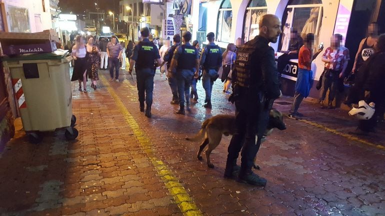 Un policía local en Sant Antoni.