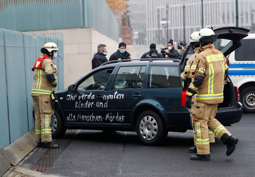 &quot;Malditos asesinos de niños y ancianos&quot;, se puede leer en uno de los lados del coche