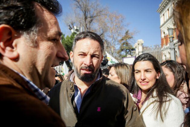 El presidente de VOX, Santiago Abascal (centro) y la portavoz de VOX en la Asamblea de Madrid, Rocío Monasterio (dech), asisten a la manifestación de agricultores y ganaderos