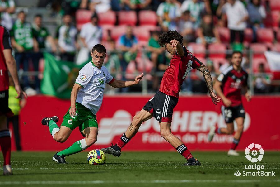 Mantilla le disputa la pelota a Gelabert
