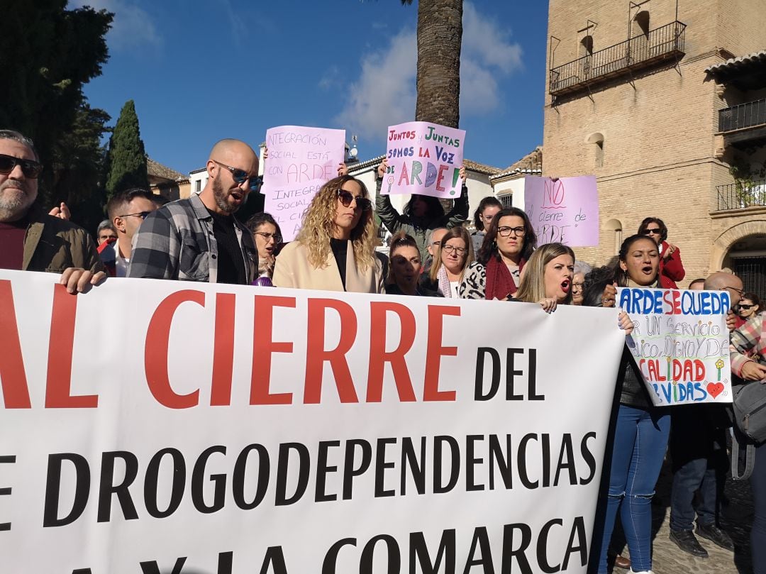 Usuarios del colectivo, trabajadores y regidores de la comarca se concentraron el pasado jueves frente el consistorio rondeño para protestar por el cierre del centro