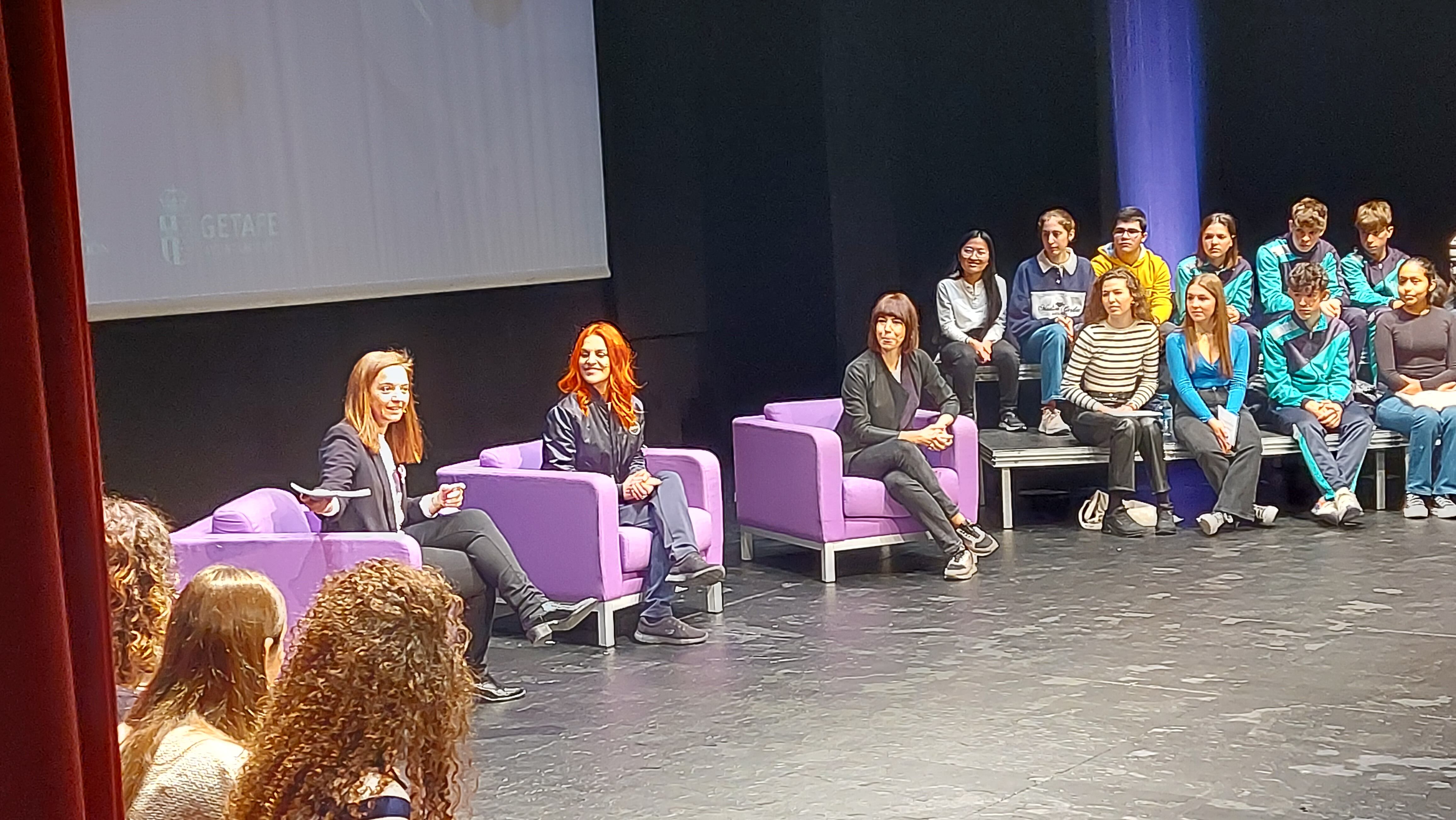 Sara Hernández, Sara García y Diana Morant respondiendo a las preguntas de los estudiantes