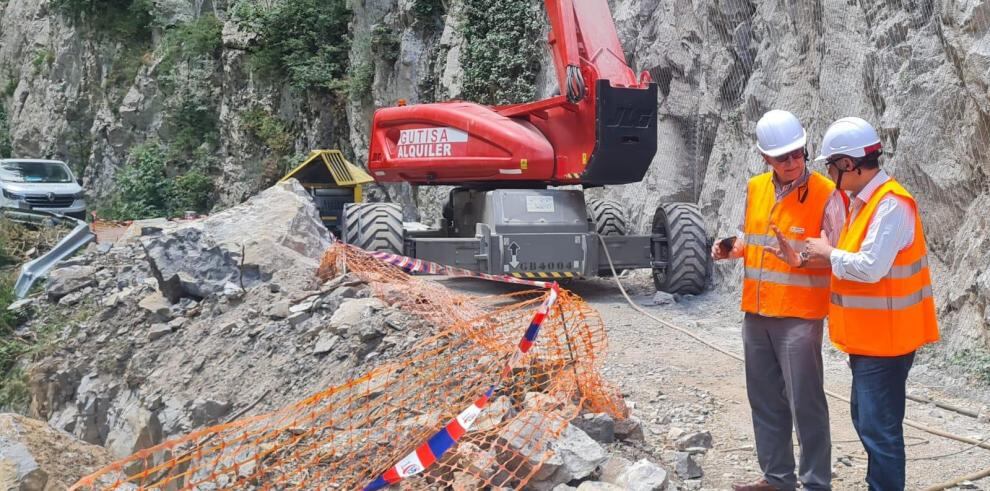 Miguel Ángel Arminio (izquierda) ha supervisado las obras en la A-1602, en Foz de Biniés. DGA