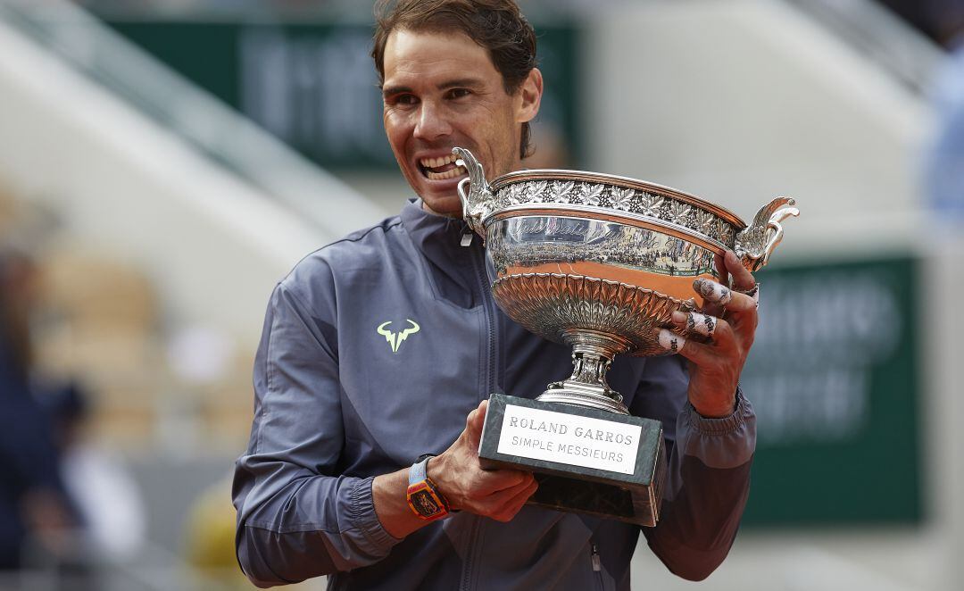 Rafa Nadal, con el trofeo de ganador de Roland Garros.