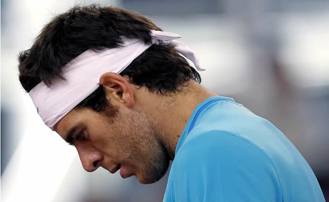 El tenista argentino Juan Martín del Potro cabizbajo tras perder un punto frente al tenista español Rafa Nadal, durante el cuarto partido de la final de la Copa Davis