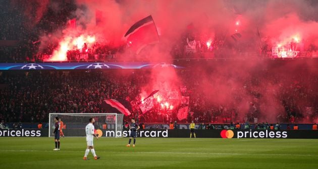 Las presencia de bengalas fue casi constante durante el partido.