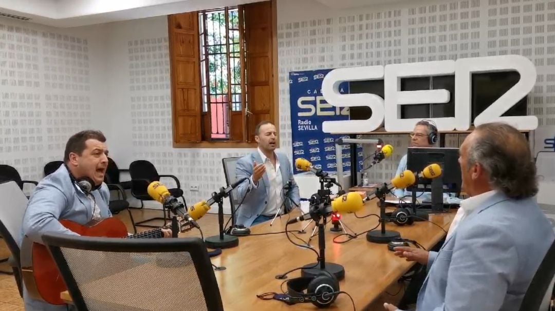 Los componentes del grupo Hinojos durante su actuación en el estudio del programa Hoy por Hoy Sevilla