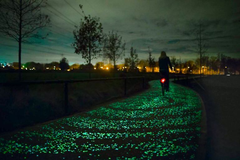 Carril-bici retro-iluminado con placas solares en el pavimento