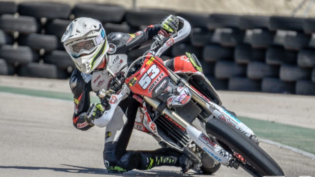 Joel Valero tomando una curva en Albaida