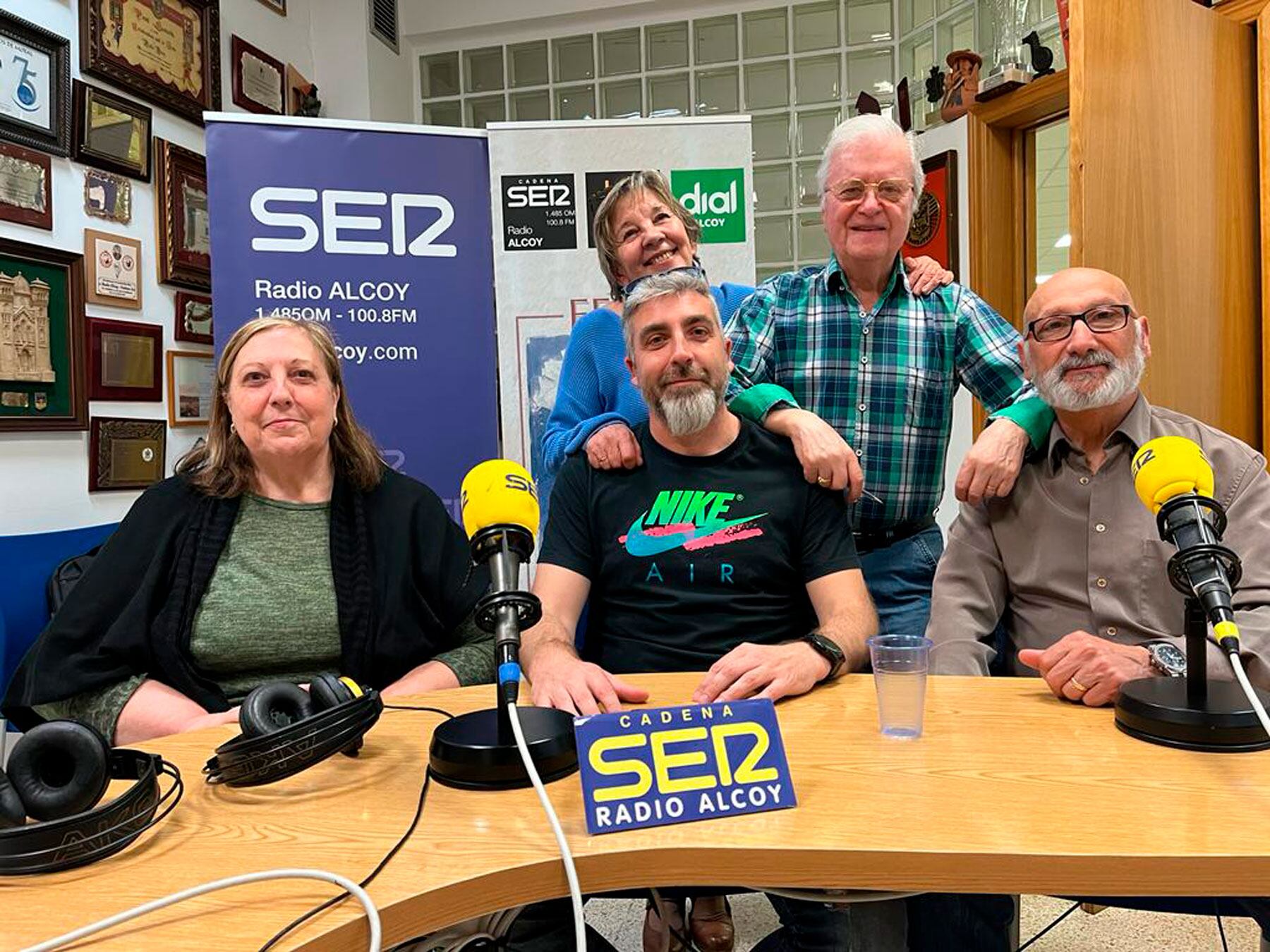 Marisa Albero, Óscar Martínez, Toni Martínez, Adri Pons y Paco Aznar en el estudio central de Radio Alcoy
