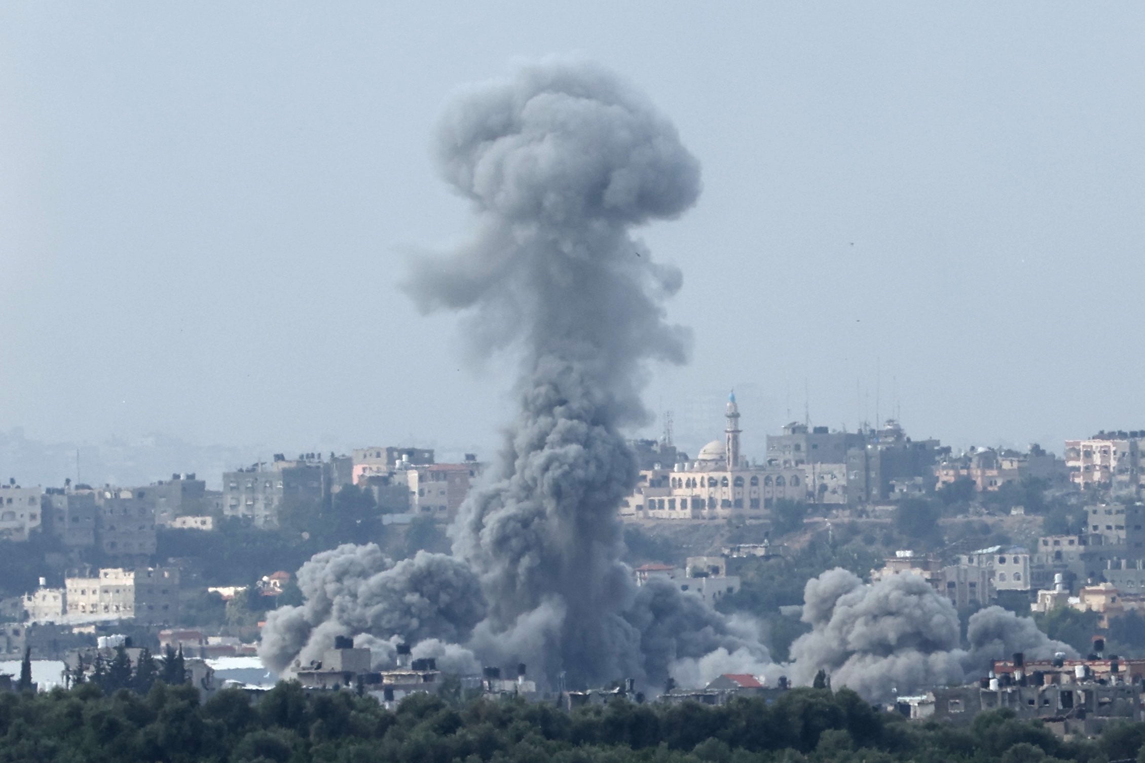 Humo en el norte de la Franja de Gaza tras un ataque aéreo israelí, visto desde Sderot