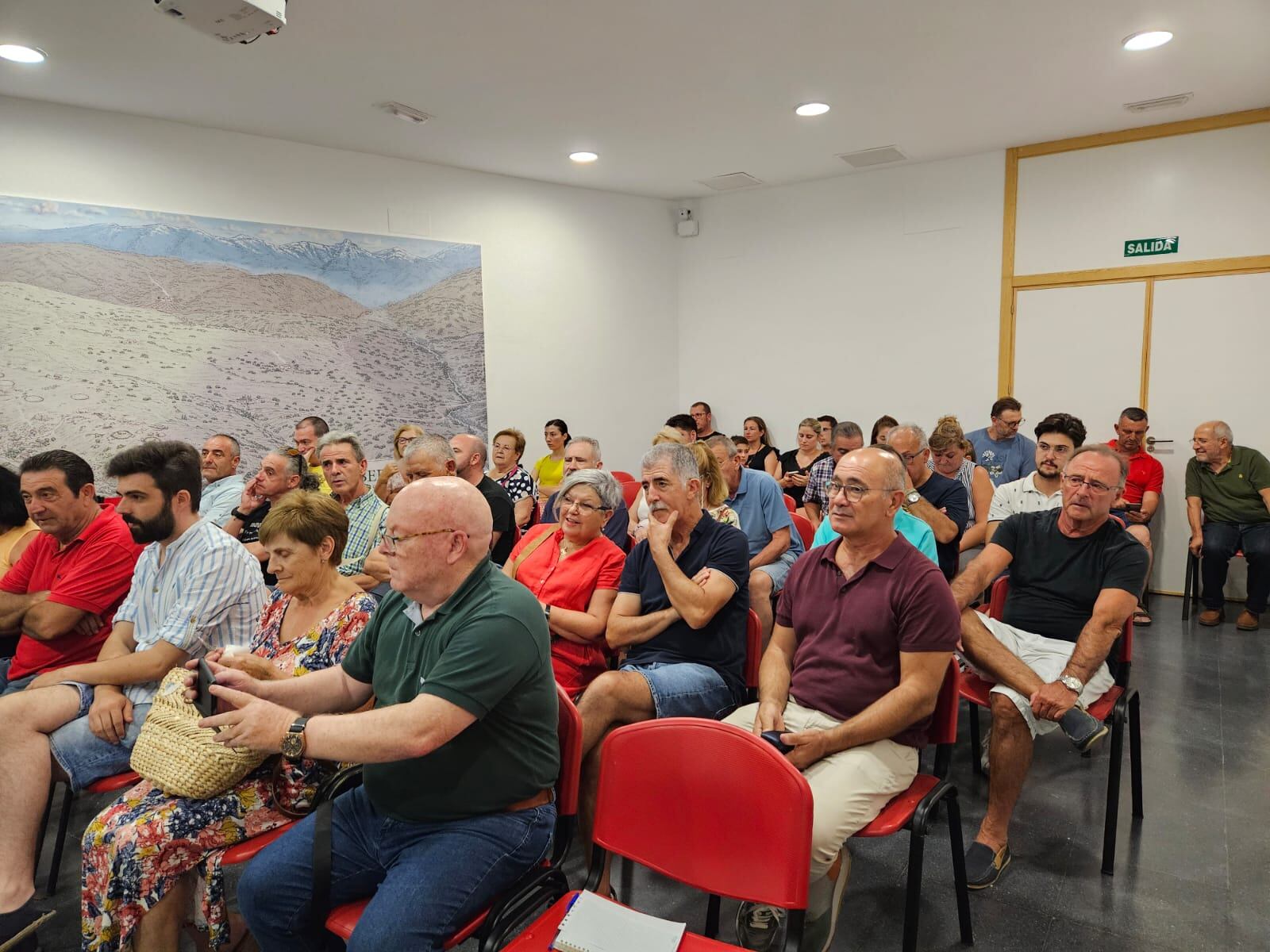 Público asistente a la conferencia presentación hallazgos en las excavaciones de la Cueva del Nacimiento del río Cuadros