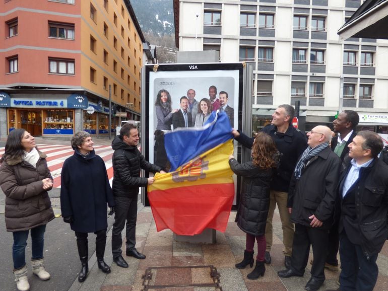 Els candidats del PS enganxen els cartells de la llista nacional