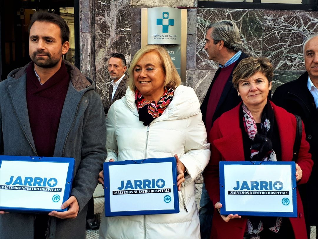 La presidente del PP de Asturias, Mercedes Fernández, acudió al SESPA acompañada por un nutrido grupo de dirigentes y cargos públicos de su partido en el Occidente