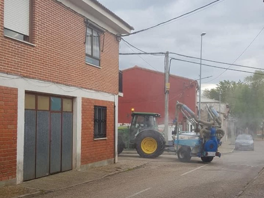 Las labores de desinfección por parte de Ayuntamiento y agricultores siguen en Serrada