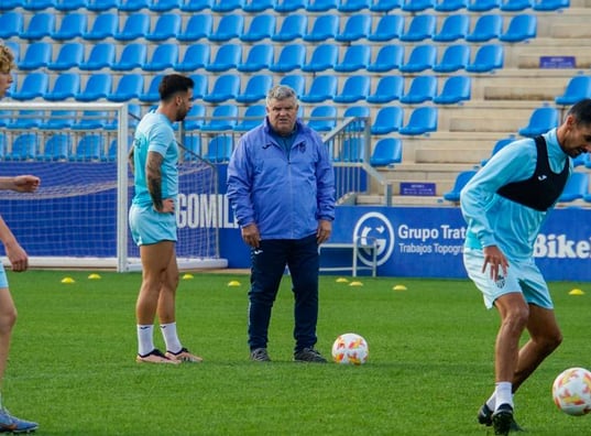 Onésimo dirigiendo un entrenamiento