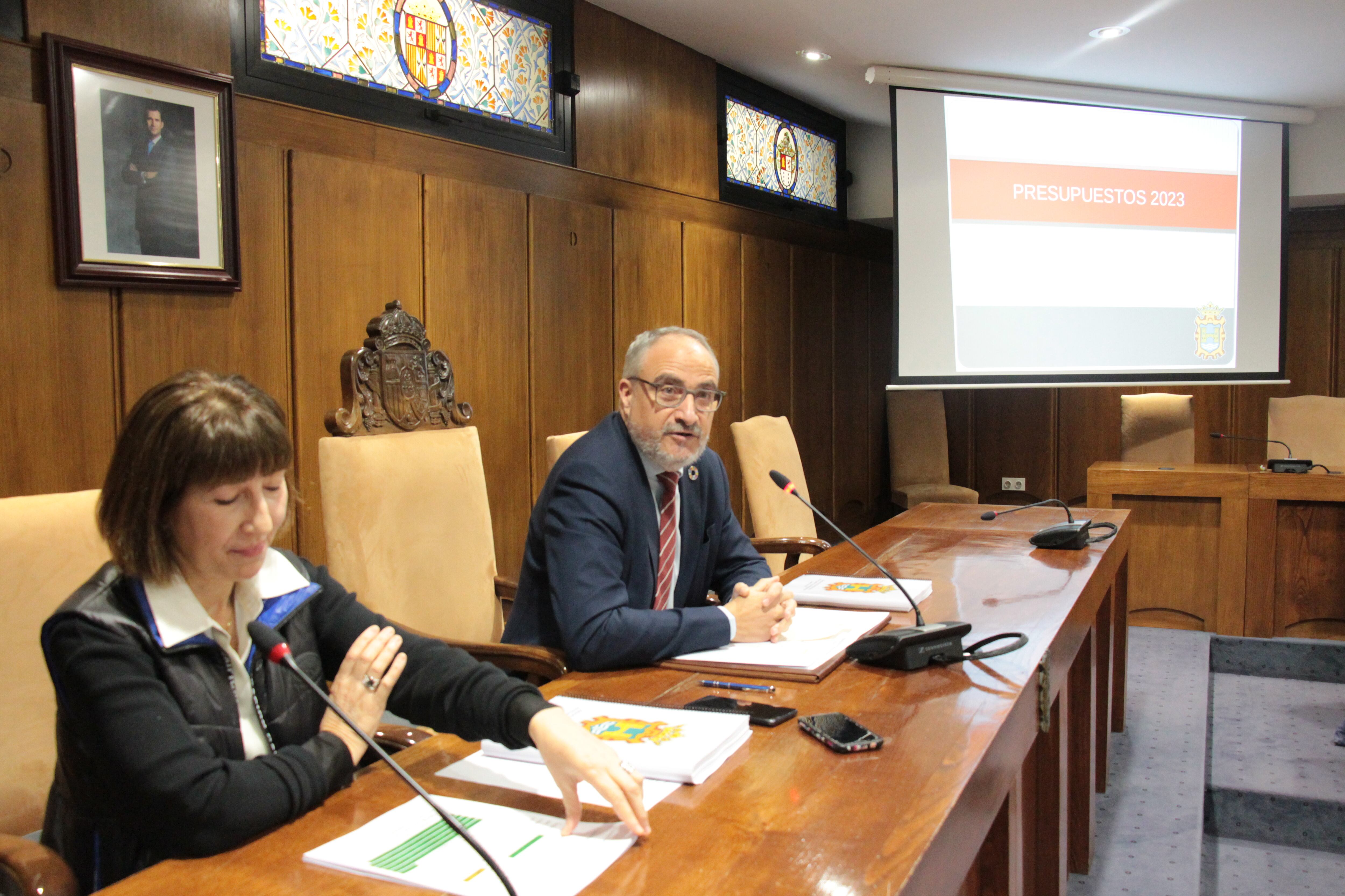 El alcalde y la concejala de Hacienda presentan el documento presupuestario