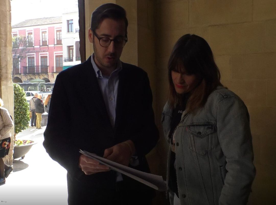 Sergio Rodríguez con Erika Sánchez, concejales del PP