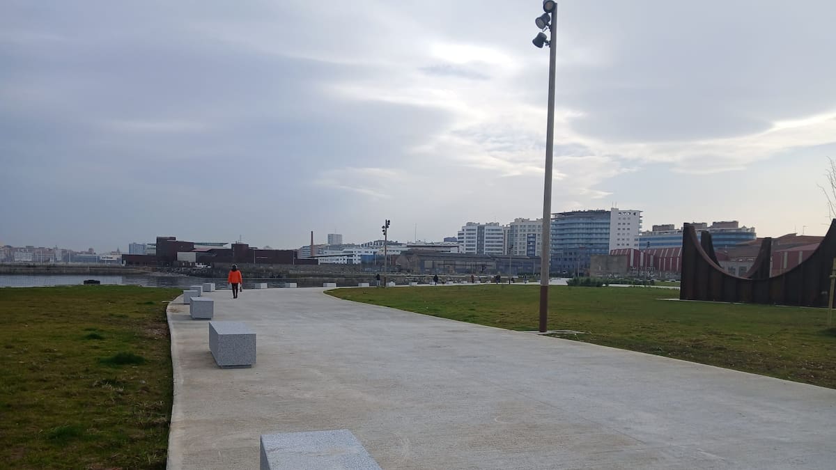 Los vecinos de Gijón examinan el Paseo Naval Azul y la nueva incorporación de sus bancos