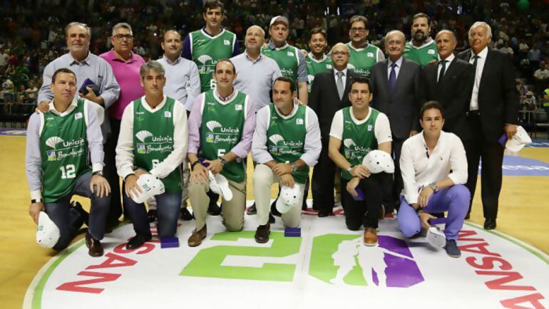 La plantilla y el cuerpo técnico del Unicaja de 1995