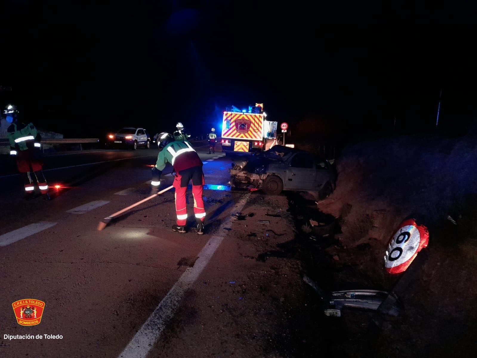 Imagen del accidente en el que un turismo con tres jóvenes se ha salido de la vía en la N-401 la altura de Menasalbas (Toledo)