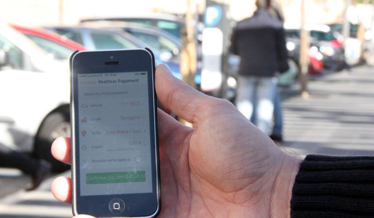 Un usuari pagant mitjançant la nova aplicació.