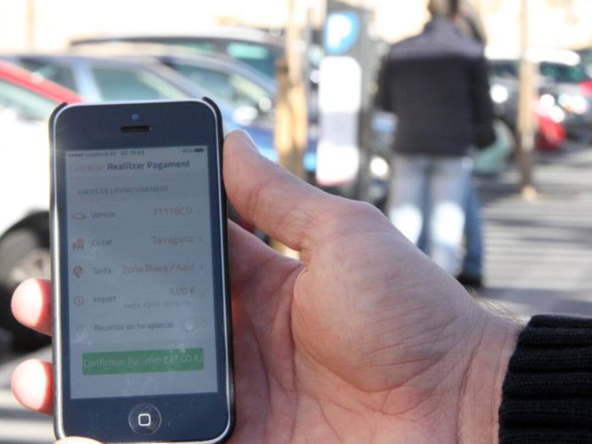 Una nova aplicació permetrà pagar el parquímetre mitjançant el telèfon mòbil
