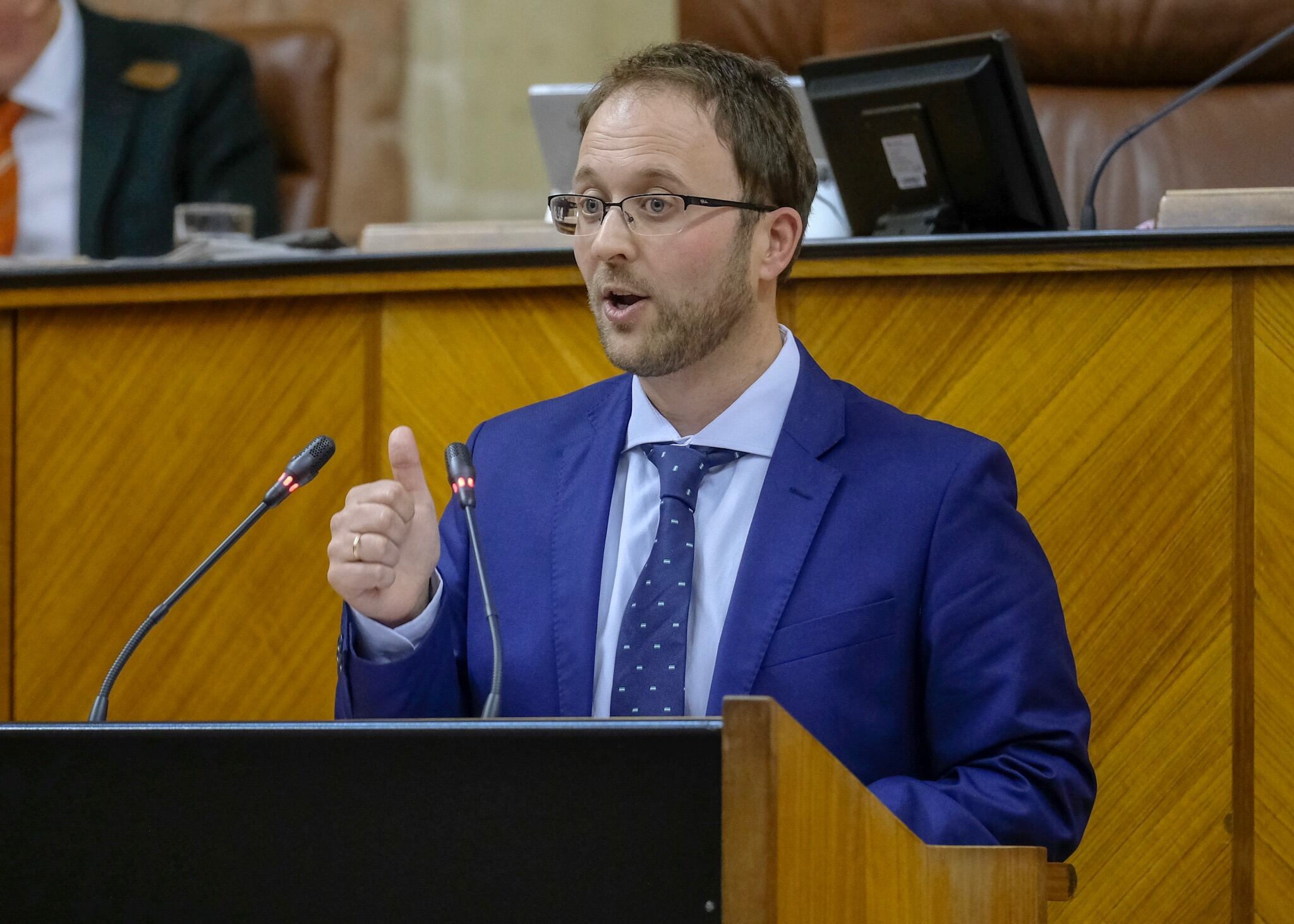 El presidente provincial y diputado autonómico del PP de Jaén, Erik Domínguez, en el Parlamento Andaluz