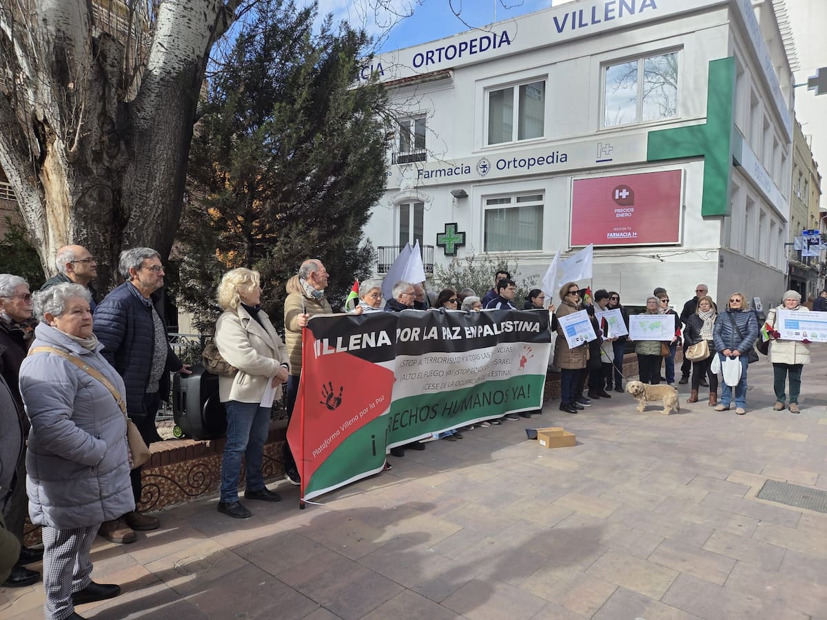 Vecinos y vecinas de Villena vuelven a concentrarse contra las guerras y por un orden internacional justo