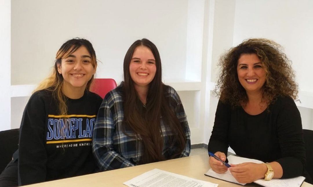 La concejal de Juventud, Elizabeth Merino, con jóvenes de Arrecife.