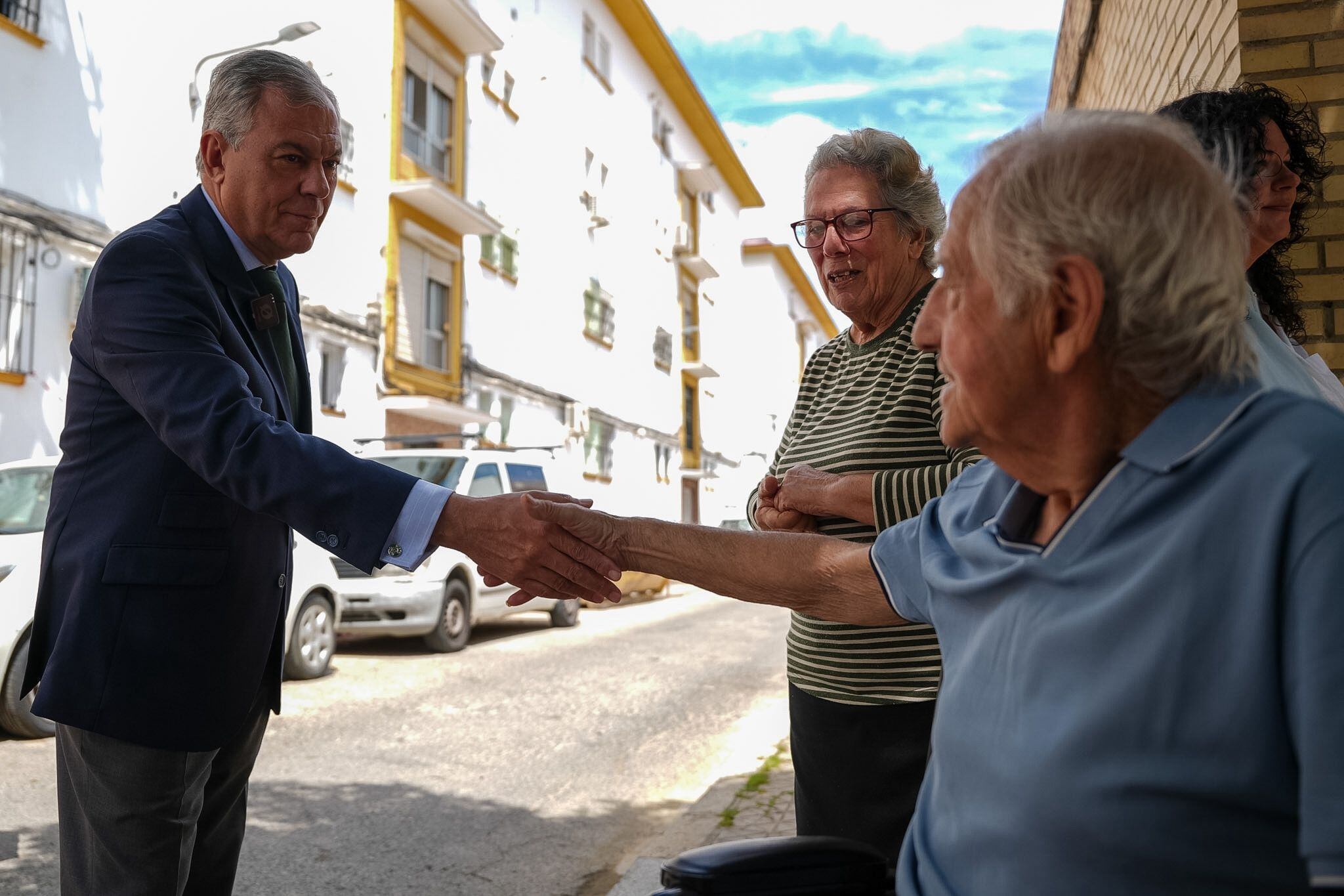José Luis Sanz junto a vecinos de la barriada Tiro de Línea. Ayuntamiento de Sevilla.