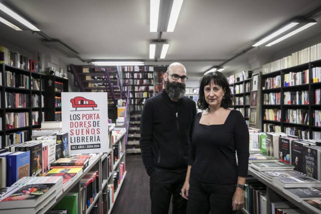 Félix González y Eva Cosculluela en su librería.