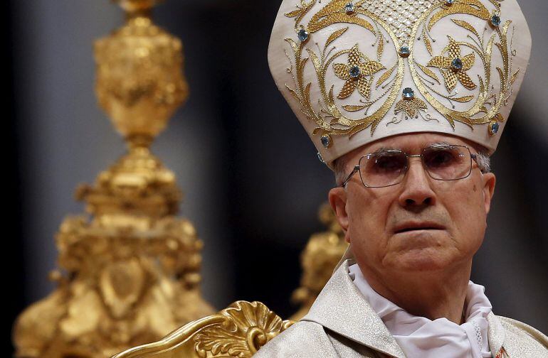 Foto de archivo. El cardenal Tarcisio Bertone en la Basílica de San Pedro en el Vaticano, el 9 de febrero de 2013. REUTERS-Alessandro Bianchi-Files