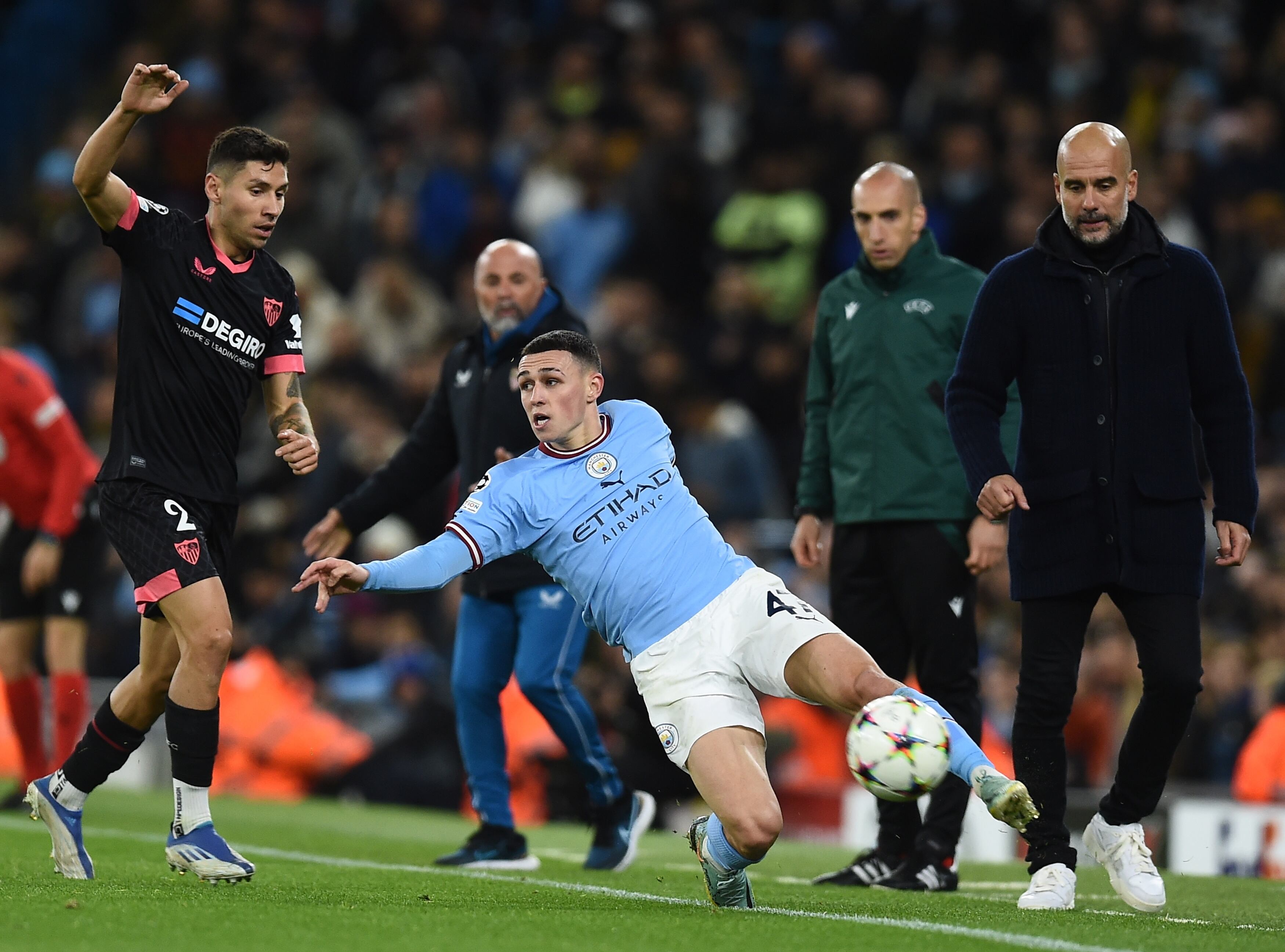 Manchester (United Kingdom), 02/11/2022.- Manchester City&#039;s Phil Foden (R) in action against Sevilla&#039;s Gonzalo Montiel (L) during the UEFA Champions League group G soccer match between Manchester City and Sevilla FC in Manchester, Britain, 02 November 2022. (Liga de Campeones, Reino Unido) EFE/EPA/PETER POWELL
